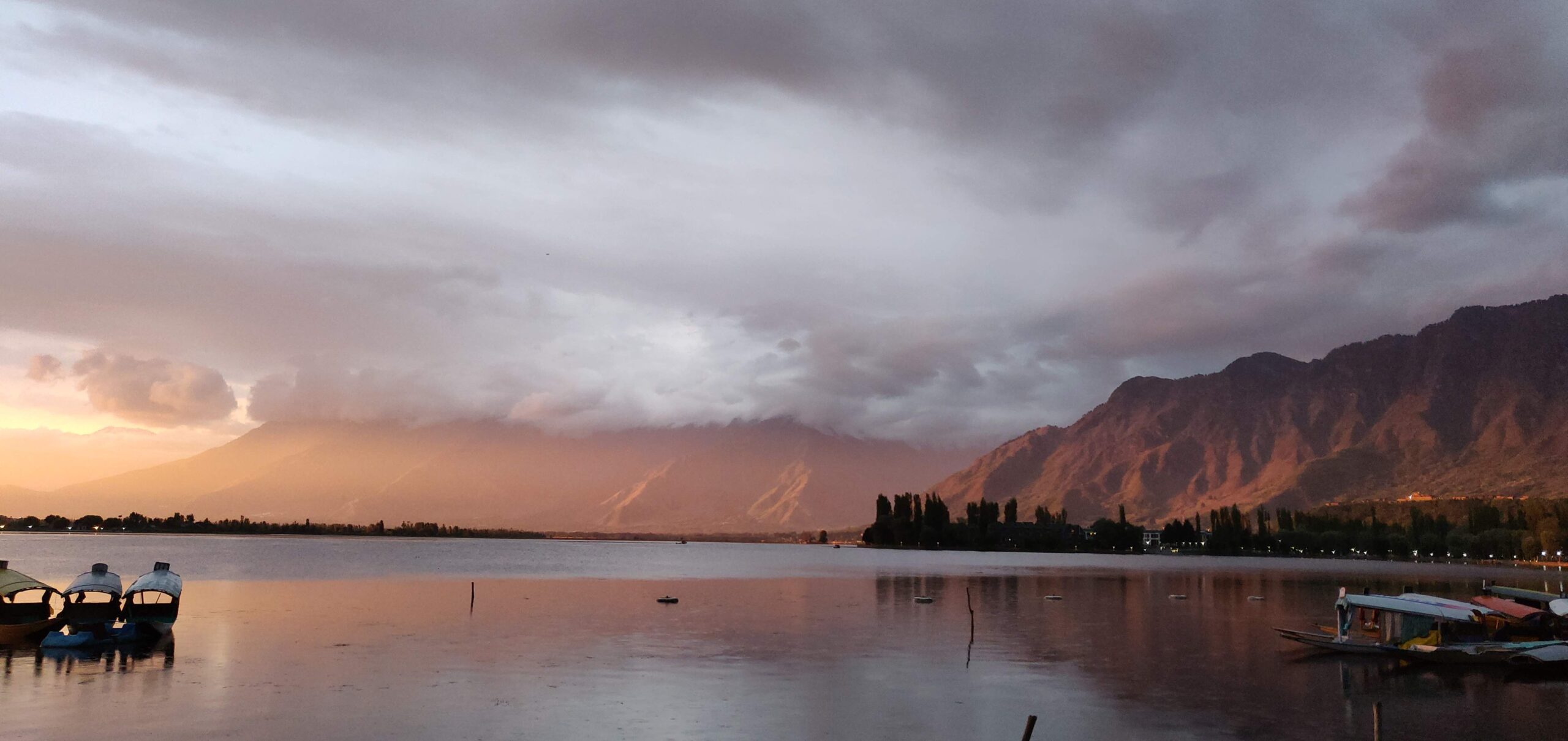 Dal Lake in Kashmir: A Captivating Blend of Beauty and Heritage