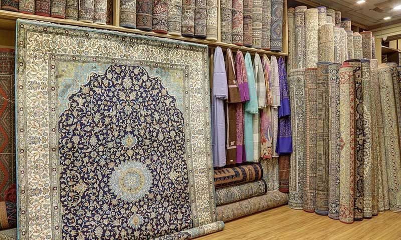 Shopping in Gulmarg Kashmir — local market stalls in the main Gulmarg bazaar selling traditional Kashmiri Pashmina shawls, winter clothing and handmade crafts