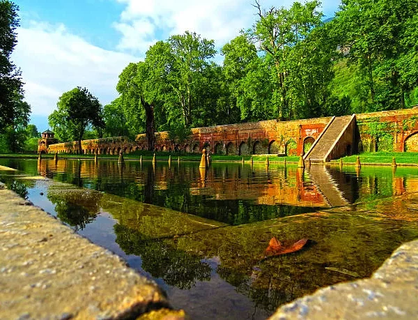 Nishat Bagh Mughal garden in Srinagar with fountains, flower beds, and Dal Lake in the background