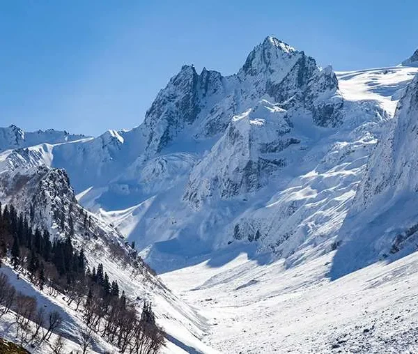 Dal Lake in winter with snow-dusted houseboats and mountains — Srinagar Kashmir